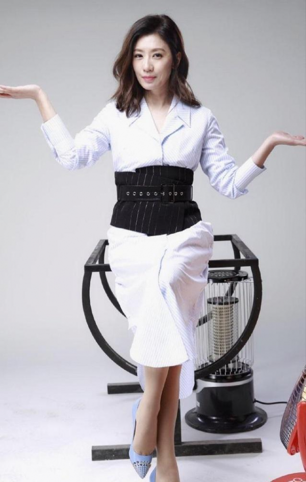 賈靜雯真是放下了,與前夫站在一起,也能笑得很幸福,造型真大氣 賈靜雯真是放下了,與前夫站在一起,也能笑得很幸福,造型真大氣