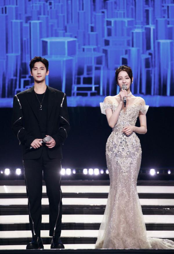 楊冪今晚造型封神！穿露腰裙成視聽盛典大贏家，同框熱巴都沒輸