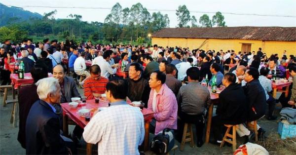 澳洲白富美遠嫁中國小夥，驚動全村近千人圍觀，今因疫情分居兩地