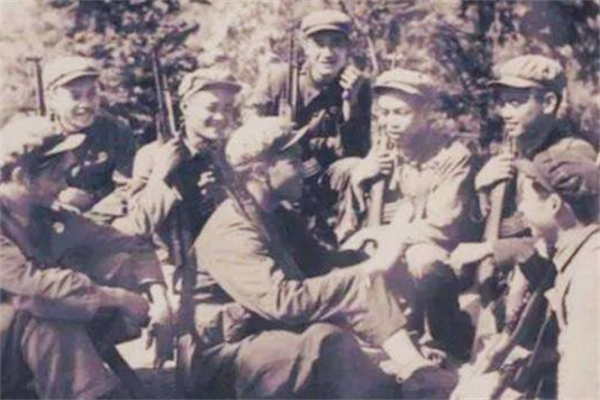 越南懸賞3萬,民兵英雄細想:怎知我身份?後發現有越南上門女婿 越南懸賞3萬,民兵英雄細想:怎知我身份?後發現有越南上門女婿