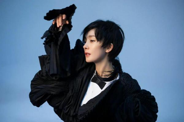 楊冪芭莎男士封面，短髮造型太酷了