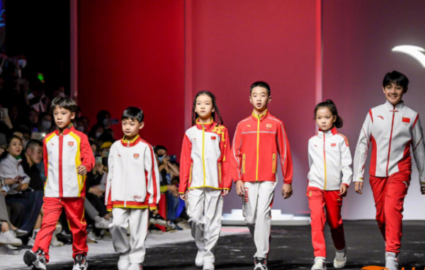 楊威兒子楊陽洋首攜雙胞胎妹妹走秀，歡歡樂樂開心跳舞，漂亮自信