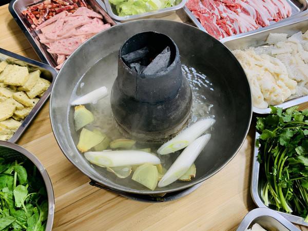 同學請客吃飯，清水火鍋吃著真解饞，有朋友說：下次還是去飯店吧