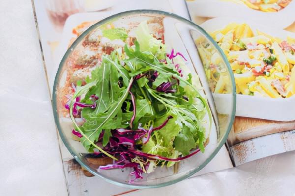 沙拉深受減肥人士的喜愛，好吃還不長胖，無負擔