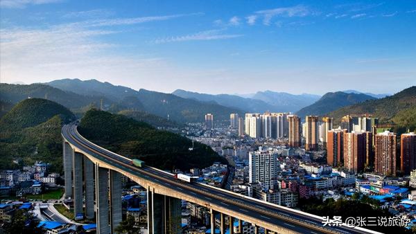 重慶很涼快的縣，夏天基本不需要空調，晚上睡覺還要蓋被子