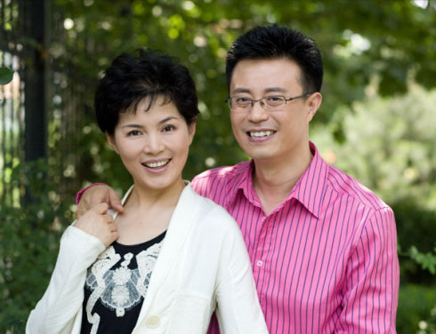 央視主持人白燕升：對殘疾妻子不離不棄，50歲才生二胎