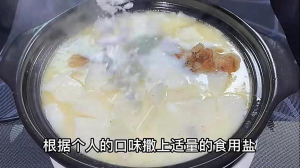 燉骨頭湯，牢記“兩不放”訣竅，湯白肉香不油膩，營養全保留