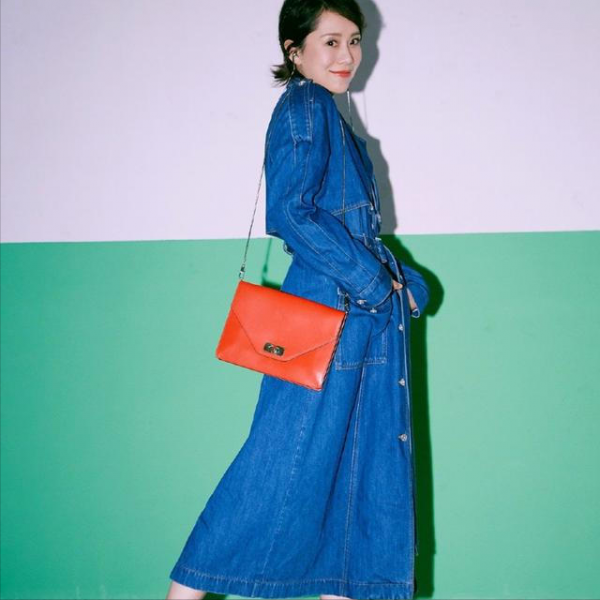 知性優雅的海清，穿連衣褲大方得體，有種歲月沉澱出的美