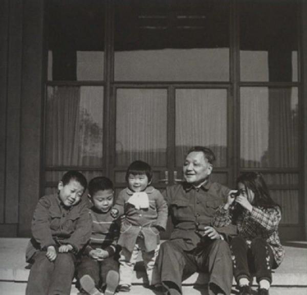 1950年，鄧小平首次見到比他大五歲的繼母，之後用了三種不同稱呼