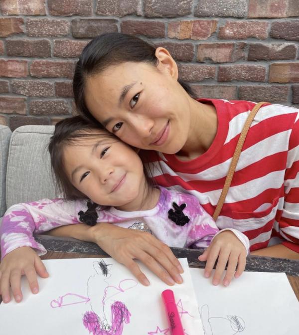 陳冠希為妻女拍照,意外曝光秦舒培素顏狀態,面板暗黃頸紋好明顯 陳冠希為妻女拍照,意外曝光秦舒培素顏狀態,面板暗黃頸紋好明顯