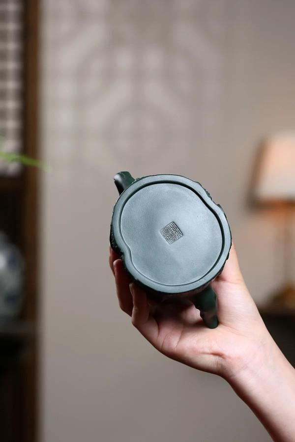 「梅樁壺」泥料：家藏原礦極品民國綠泥.300cc作者：陳順根