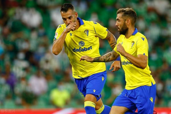 勵志的2-1,皇馬老冤家爆大冷,控球僅22%仍贏了,搶3分獲首勝 勵志的2-1,皇馬老冤家爆大冷,控球僅22%仍贏了,搶3分獲首勝