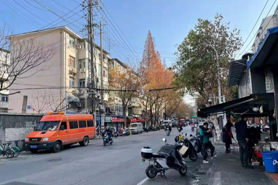 江蘇沒招牌的麵館，因價格實惠火了，每日營業半天，座位得靠搶