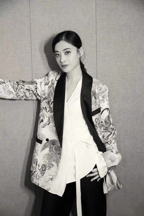 46歲梅婷逆生長，穿搭作用少不了，“穿大不穿小”的法則值得借鑑