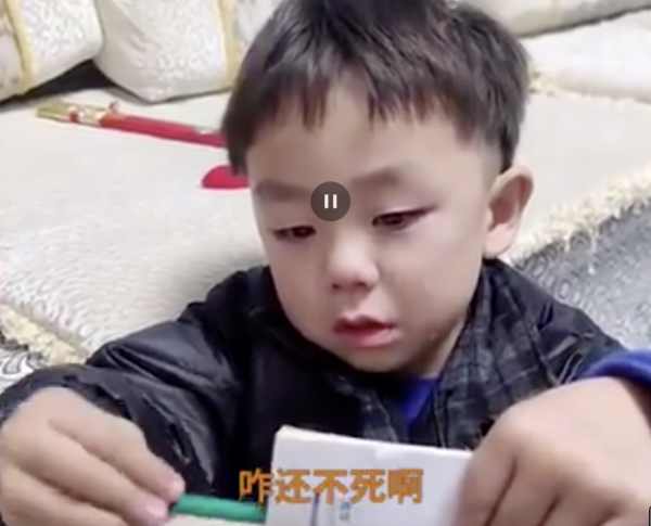 寶媽說要活到101歲，孩子哭著拒絕，清奇的腦回路讓人哭笑不得