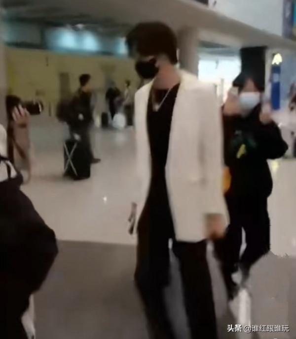 當紅男愛豆孫瀅皓在機場被路人吐槽:大老爺們跟娘們似的 當紅男愛豆孫瀅皓在機場被路人吐槽:大老爺們跟娘們似的