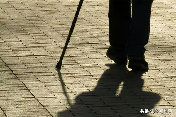 為什麼揉眼睛時會看到閃爍的光斑？