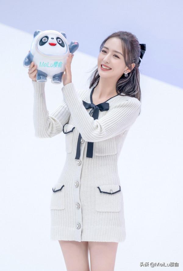 佟麗婭明豔有氣質，狀態依舊年輕，真讓人心動