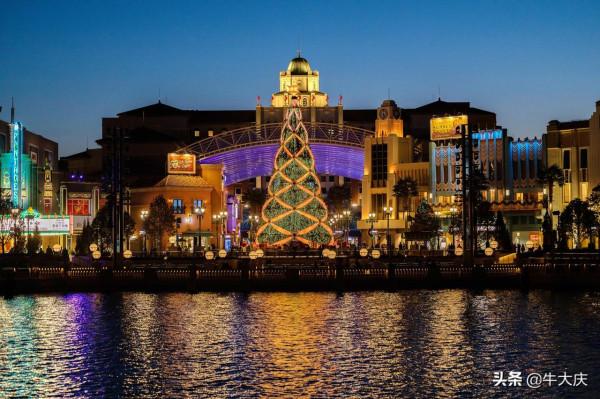 北京環球影城超大聖誕樹驚豔亮相 冬日氛圍拉滿 北京環球影城超大聖誕樹驚豔亮相 冬日氛圍拉滿