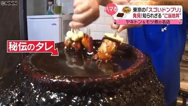 日本烤串名店60多年間從未換過醬汁,裝它的陶甕已經面目全非 日本烤串名店60多年間從未換過醬汁,裝它的陶甕已經面目全非