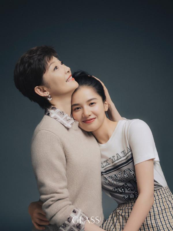 徐帆穿米咖色系的服裝演繹秋日時尚，溫暖溫柔，50+穿上氣質真好