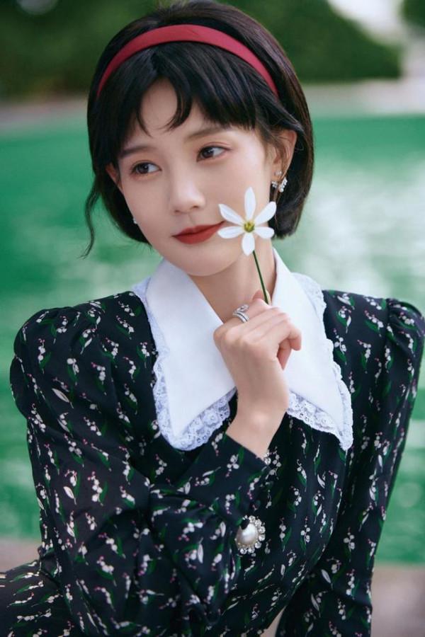 李一桐扮80年代女生,穿印花裙配短髮溫婉動人,好有年代感 李一桐扮80年代女生,穿印花裙配短髮溫婉動人,好有年代感