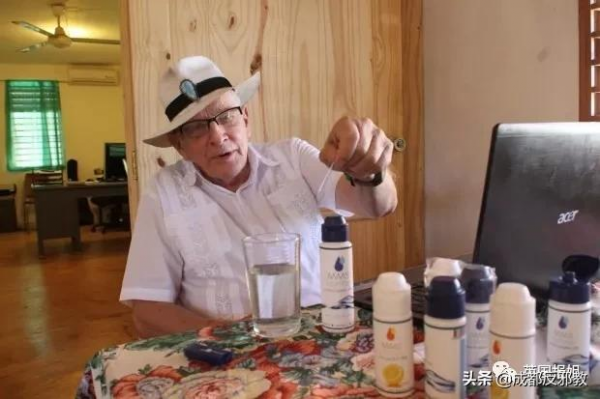 美國牧師製造的“神藥”能治療艾滋?這5萬非洲人喝下的其實是漂白劑! 美國牧師製造的“神藥”能治療艾滋?這5萬非洲人喝下的其實是漂白劑!