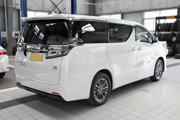 不加價的保姆車，與埃爾法同級，軸距3米配2.5L混動，實拍威爾法