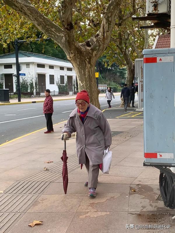別再說中國大媽不時髦了！上海街頭的“老年人穿搭”，優雅又講究