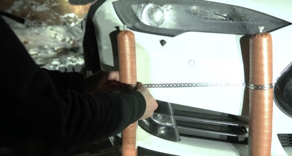 因維修費太貴 一車主將自己的特斯拉綁滿炸藥炸燬