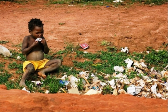 一個國家能窮到什麼程度？賴比瑞亞人買雙拖鞋還要分期，一下雨就有癱瘓風險