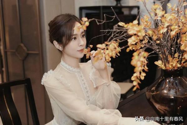 王曉晨的好身材藏不住，穿“蕾絲+薄紗”連衣裙，真有富家小姐範