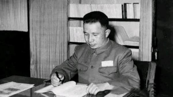 粟裕收到偽軍中將送的一盒煙，臉色突變，立即命全軍集合關閉電臺