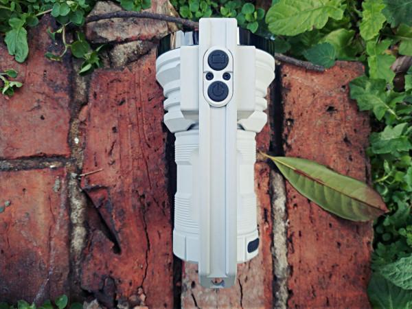 自帶風扇的漫客MK38手電很科幻，開啟照的又亮又遠又長久