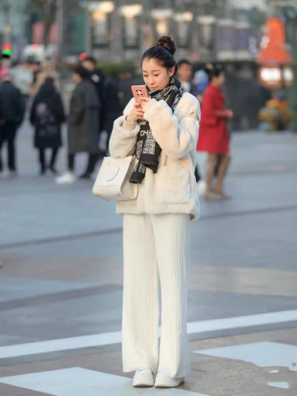 冬天也總是穿大衣、羽絨服，“毛毛外套”溫暖奢華，誰穿誰洋氣