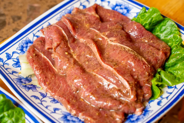 彌勒的“野蠻”牛肉館，用刀叉吃肉，蘸水秘方200萬都不賣