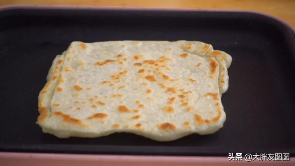 4種材料,不發酵,不用烤箱,自制起酥煎餅,香噴噴的麵食 4種材料,不發酵,不用烤箱,自制起酥煎餅,香噴噴的麵食