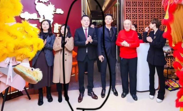 汪少菲太會穿了！新店開業禮全黑出場，又酷又時髦：商務穿搭分析