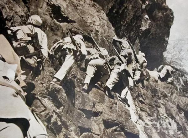 匪首為報復紅軍,曾五次帶人挖賀龍將軍祖墳,老巢所藏物令人咋舌 匪首為報復紅軍,曾五次帶人挖賀龍將軍祖墳,老巢所藏物令人咋舌