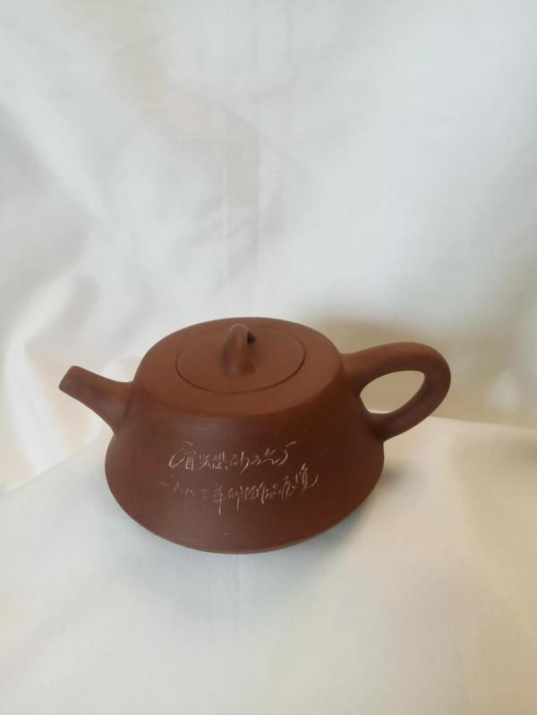1983年宜興紫砂工藝廠生產的紫砂壺，容量：500毫升