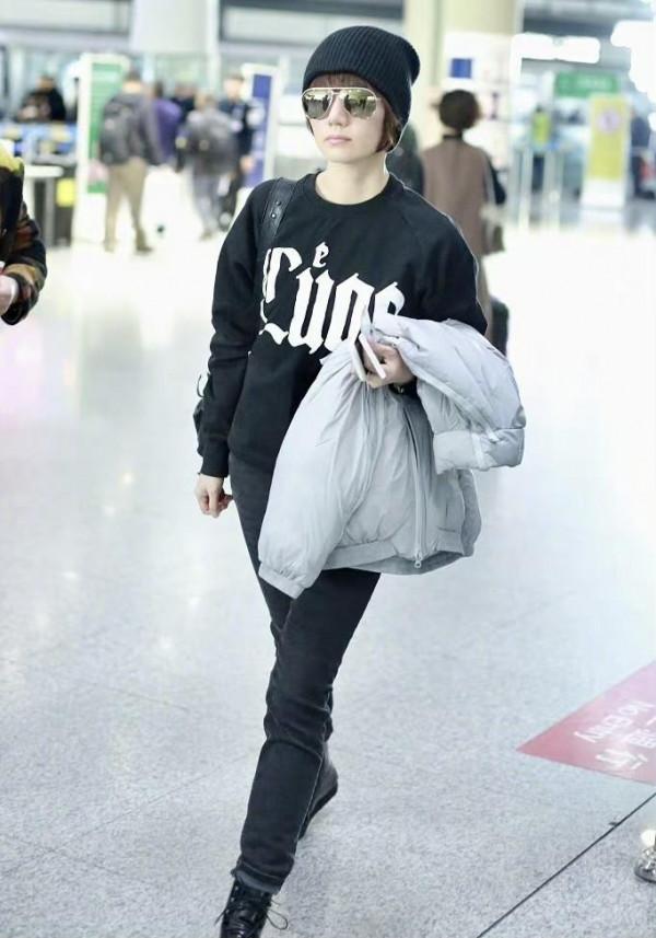 袁泉又穿出了70後女人想要的高階感，駝色大衣配半身裙，優雅自信