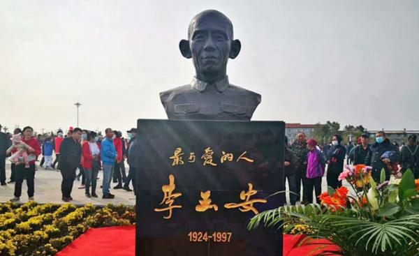 1990年,一老漢拿著課本到38軍駐地:我就課本上犧牲的志願軍 1990年,一老漢拿著課本到38軍駐地:我就課本上犧牲的志願軍