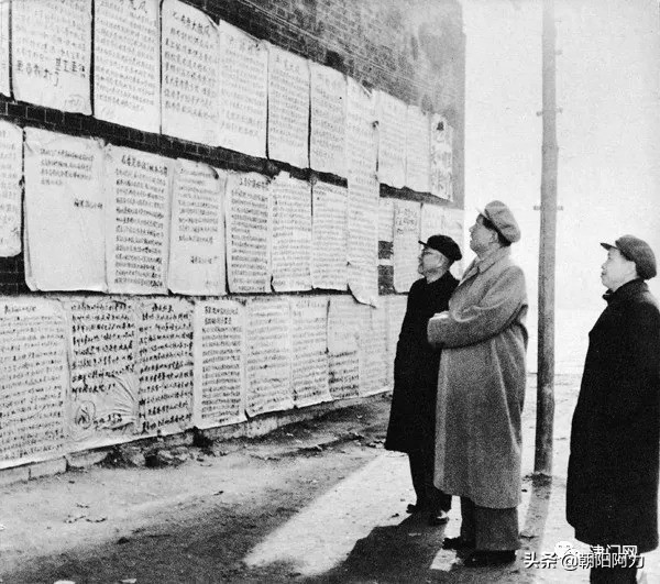 五十年代催人奮進的老照片：毛主席來到十三陵水庫參加義務勞動