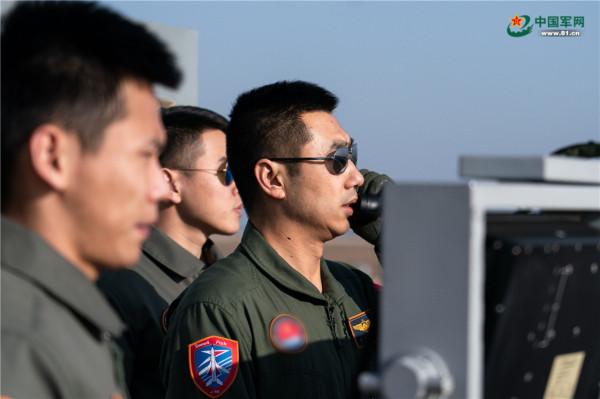 特稿丨航線——記海軍航空大學某基地艦載機飛行教官群體