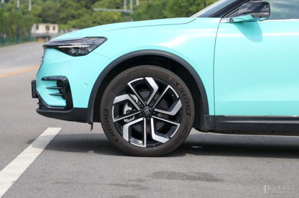 車內5塊大屏，顏值褒貶不一，面對&quot;蔚小理&quot;，天際能否一戰？