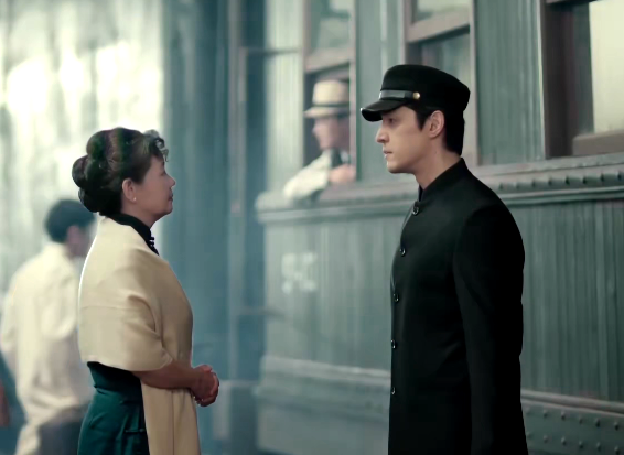 把唐國強和張國立安排在一起，導演用心了，殷秀梅把晚會推向高潮