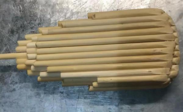 小哥用50雙筷子製作鮫肌，還不忘給鮫肌刷牙，鬼鮫只直呼內行