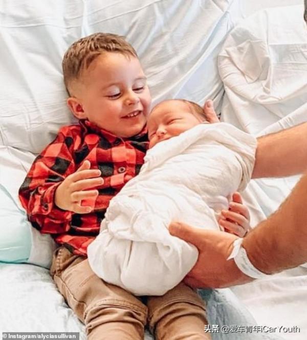 TikTok感人時刻：蹣跚學步的男孩第一次看到自己剛出生的弟弟