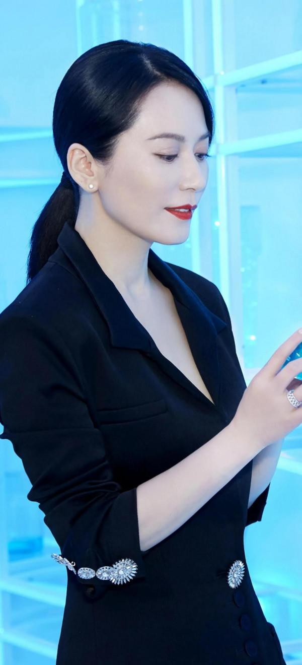 “凍齡女神”俞飛鴻到底有多美