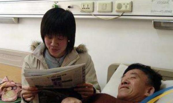 15年前，那個高考763分、背癱瘓父親上學的女孩，後來過得好嗎